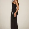 Robe drapée bandeau en satin Aisra avec effet peekaboo, couleur noire Robe drapée bandeau en satin Aisra avec effet peekaboo, couleur noire