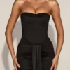 Robe drapée bandeau en satin Aisra avec effet peekaboo, couleur noire Robe drapée bandeau en satin Aisra avec effet peekaboo, couleur noire