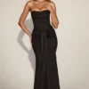 Robe drapée bandeau en satin Aisra avec effet peekaboo, couleur noire Robe drapée bandeau en satin Aisra avec effet peekaboo, couleur noire