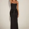 Robe drapée bandeau en satin Aisra avec effet peekaboo, couleur noire Robe drapée bandeau en satin Aisra avec effet peekaboo, couleur noire