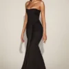 Robe drapée bandeau en satin Aisra avec effet peekaboo, couleur noire Robe drapée bandeau en satin Aisra avec effet peekaboo, couleur noire