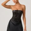 Robe drapée sans bretelles à volants Eden, noire Robe drapée sans bretelles à volants Eden, noire