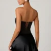 Robe drapée sans bretelles à volants Eden, noire Robe drapée sans bretelles à volants Eden, noire