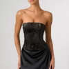 Robe drapée sans bretelles à volants Eden, noire Robe drapée sans bretelles à volants Eden, noire