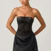 Robe drapée sans bretelles à volants Eden, noire Robe drapée sans bretelles à volants Eden, noire