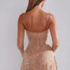 Robe Durrani à encolure dégagée et ornements transparents, couleur amande Robe Durrani à encolure dégagée et ornements transparents, couleur amande