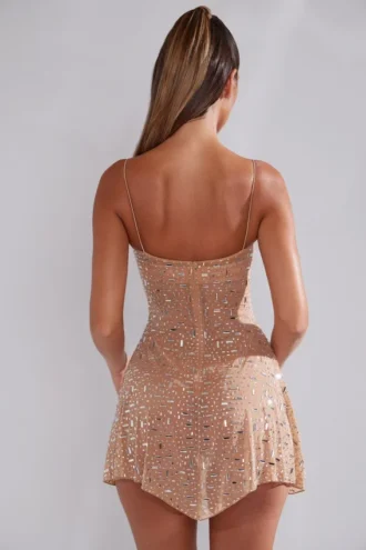 Robe Durrani à encolure dégagée et ornements transparents, couleur amande