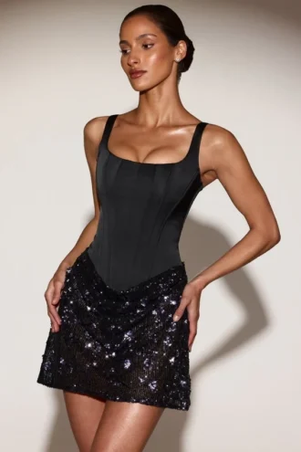 Robe Eira à corset en satin et jupe ornée, en noir et violet