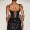 Robe Eira à corset en satin et jupe ornée, en noir et violet Robe Eira à corset en satin et jupe ornée, en noir et violet