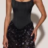 Robe Eira à corset en satin et jupe ornée, en noir et violet Robe Eira à corset en satin et jupe ornée, en noir et violet