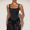 Robe Eira à corset en satin et jupe ornée, en noir et violet Robe Eira à corset en satin et jupe ornée, en noir et violet