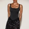 Robe Eira à corset en satin et jupe ornée, en noir et violet Robe Eira à corset en satin et jupe ornée, en noir et violet