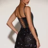 Robe Eira à corset en satin et jupe ornée, en noir et violet Robe Eira à corset en satin et jupe ornée, en noir et violet