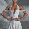Robe Elvyra à lacets et col licou, en blanc Robe Elvyra à lacets et col licou, en blanc