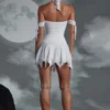 Robe Elvyra à lacets et col licou, en blanc Robe Elvyra à lacets et col licou, en blanc