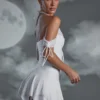 Robe Elvyra à lacets et col licou, en blanc Robe Elvyra à lacets et col licou, en blanc