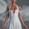 Robe Elvyra à lacets et col licou, en blanc Robe Elvyra à lacets et col licou, en blanc