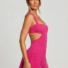Robe Emilion à découpes ornées, couleur fuchsia Robe Emilion à découpes ornées, couleur fuchsia