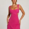 Robe Emilion à découpes ornées, couleur fuchsia Robe Emilion à découpes ornées, couleur fuchsia