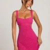 Robe Emilion à découpes ornées, couleur fuchsia Robe Emilion à découpes ornées, couleur fuchsia