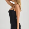 Robe Emmy en modal à encolure en cœur et coupe trapèze, couleur noire Robe Emmy en modal à encolure en cœur et coupe trapèze, couleur noire