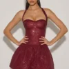 Robe Felicity à dos nu et ourlet bouffant, ornée de broderies, couleur rouge vin Robe Felicity à dos nu et ourlet bouffant, ornée de broderies, couleur rouge vin