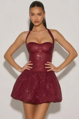 Robe Felicity à dos nu et ourlet bouffant, ornée de broderies, couleur rouge vin