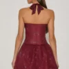 Robe Felicity à dos nu et ourlet bouffant, ornée de broderies, couleur rouge vin Robe Felicity à dos nu et ourlet bouffant, ornée de broderies, couleur rouge vin