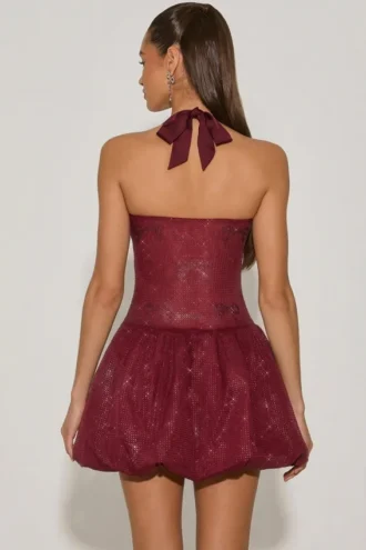 Robe Felicity à dos nu et ourlet bouffant, ornée de broderies, couleur rouge vin