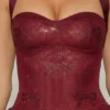 Robe Felicity à dos nu et ourlet bouffant, ornée de broderies, couleur rouge vin Robe Felicity à dos nu et ourlet bouffant, ornée de broderies, couleur rouge vin