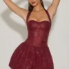 Robe Felicity à dos nu et ourlet bouffant, ornée de broderies, couleur rouge vin Robe Felicity à dos nu et ourlet bouffant, ornée de broderies, couleur rouge vin