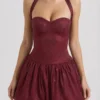 Robe Felicity à dos nu et ourlet bouffant, ornée de broderies, couleur rouge vin Robe Felicity à dos nu et ourlet bouffant, ornée de broderies, couleur rouge vin