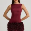 Robe Florrie en satin à applications florales et dos nu, couleur rouge vin Robe Florrie en satin à applications florales et dos nu, couleur rouge vin