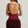 Robe Florrie en satin à applications florales et dos nu, couleur rouge vin Robe Florrie en satin à applications florales et dos nu, couleur rouge vin