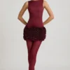 Robe Florrie en satin à applications florales et dos nu, couleur rouge vin Robe Florrie en satin à applications florales et dos nu, couleur rouge vin