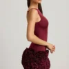 Robe Florrie en satin à applications florales et dos nu, couleur rouge vin Robe Florrie en satin à applications florales et dos nu, couleur rouge vin