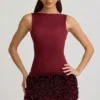 Robe Florrie en satin à applications florales et dos nu, couleur rouge vin Robe Florrie en satin à applications florales et dos nu, couleur rouge vin