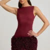 Robe Florrie en satin à applications florales et dos nu, couleur rouge vin Robe Florrie en satin à applications florales et dos nu, couleur rouge vin