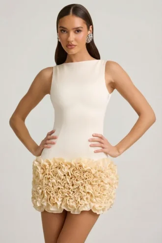 Robe Florrie en satin ivoire avec appliqués floraux et dos nu