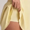 Robe Jaida en modal, à épaules dénudées et coupe trapèze, couleur sorbet citron Robe Jaida en modal, à épaules dénudées et coupe trapèze, couleur sorbet citron