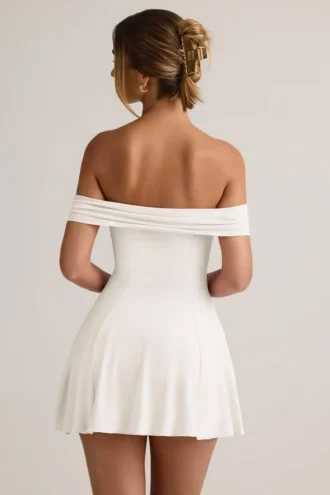 Robe Jaida en modal, à épaules dénudées et coupe trapèze, en blanc