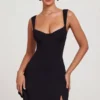 Robe Jolie à encolure en cœur, couleur noire Robe Jolie à encolure en cœur, couleur noire