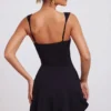 Robe Jolie à encolure en cœur, couleur noire Robe Jolie à encolure en cœur, couleur noire