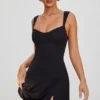 Robe Jolie à encolure en cœur, couleur noire Robe Jolie à encolure en cœur, couleur noire