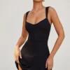 Robe Jolie à encolure en cœur, couleur noire Robe Jolie à encolure en cœur, couleur noire