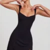 Robe Jolie à encolure en cœur, couleur noire Robe Jolie à encolure en cœur, couleur noire