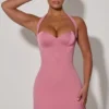 Robe Lenore à encolure dos nu et coupe trapèze avec détail en forme de cœur, couleur rose poudré Robe Lenore à encolure dos nu et coupe trapèze avec détail en forme de cœur, couleur rose poudré