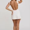 Robe Lidia à col haut et dos nu, en blanc Robe Lidia à col haut et dos nu, en blanc