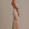 Robe longue asymétrique à décolleté plongeant et dos nu Ameline Premium, or beige Robe longue asymétrique à décolleté plongeant et dos nu Ameline Premium, or beige
