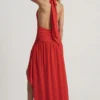 Robe longue asymétrique à dos nu Oliana en rouge piment Robe longue asymétrique à dos nu Oliana en rouge piment